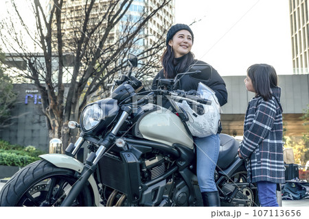 大型バイクで買い物に行く主婦と見送る子供 107113656