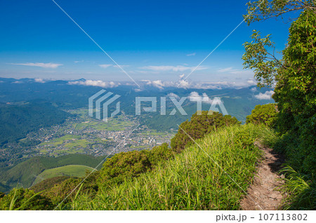 由布岳登山・登山道と湯布院方面の眺め 由布岳登山・登山道と湯布院方面の眺め 107113802