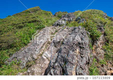 由布岳登山・西峰直下の鎖場 107113809
