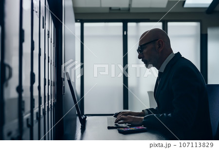 サーバルームで作業する外国人男性 107113829