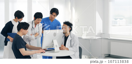 会議する医療従事者のグループ 107113838