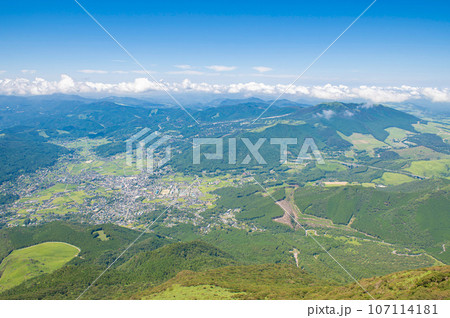 由布岳登山・西峰直下からの眺め 由布岳登山・西峰直下からの眺め 107114181