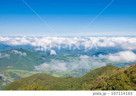 由布岳登山・由布岳山頂(西峰)からの眺め 由布岳登山・由布岳山頂(西峰)からの眺め 107114183