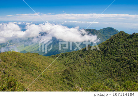 由布岳登山・由布岳山頂から望む火口 由布岳登山・由布岳山頂から望む火口 107114184