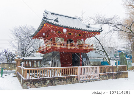 小江戸川越の冬 雪の降る喜多院 鐘楼門 小江戸川越の冬 雪の降る喜多院 鐘楼門 107114295
