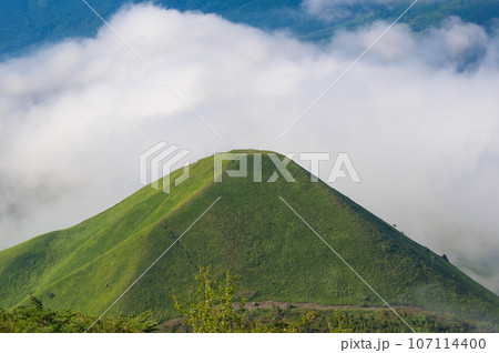 由布岳登山・登山道から望む飯盛ヶ城 由布岳登山・登山道から望む飯盛ヶ城 107114400