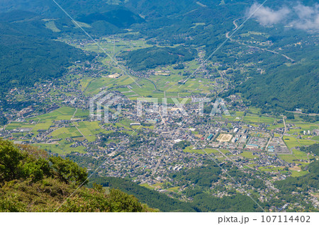 由布岳登山・由布岳山頂から望む湯布院方面 107114402