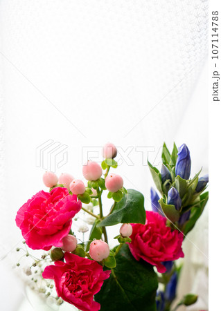 美しい赤系の花束④（窓際・白レースカーテンバック） 107114788