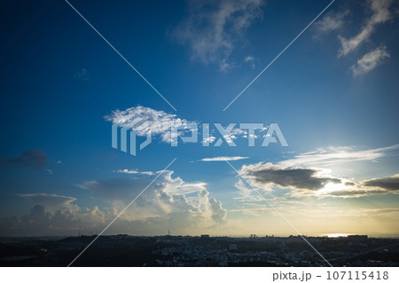 青空に出現した小さな彩雲 青空に出現した小さな彩雲 107115418