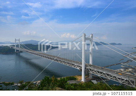 岡山県倉敷の鷲羽山から望む下津井瀬戸大橋 107115515