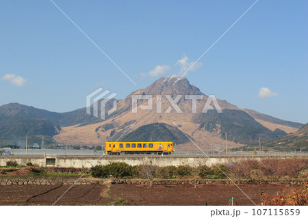 雲仙普賢岳と黄色の気動車(島原鉄道) 雲仙普賢岳と黄色の気動車(島原鉄道) 107115859