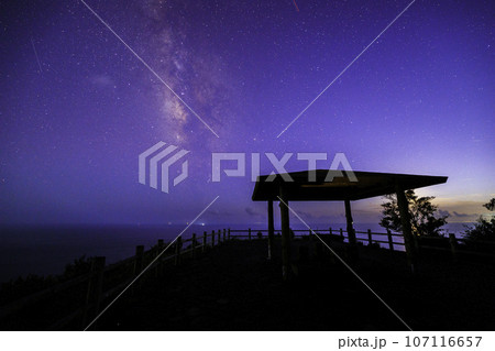 《長崎県 五島列島》福江島 大瀬崎灯台展望台からの天の川 《長崎県 五島列島》福江島 大瀬崎灯台展望台からの天の川 107116657