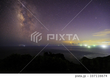 《長崎県 五島列島》福江島 大瀬崎灯台展望台から天の川と月と漁火 107116674