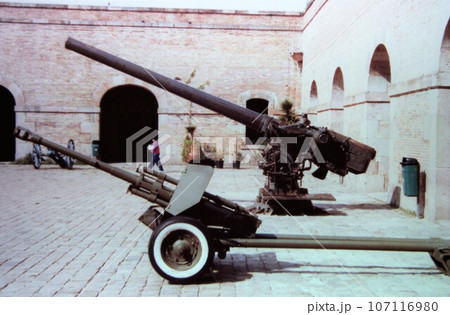 スペインのバルセロナ戦争のつめ跡 107116980