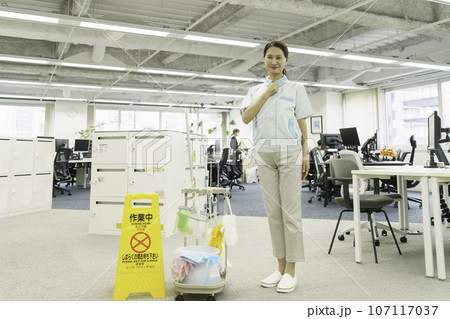 オフィス内のシニア女性清掃員のポートレート オフィス内のシニア女性清掃員のポートレート 107117037