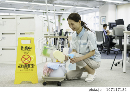 オフィス内の清掃道具をチェックするシニア女性清掃員 107117182