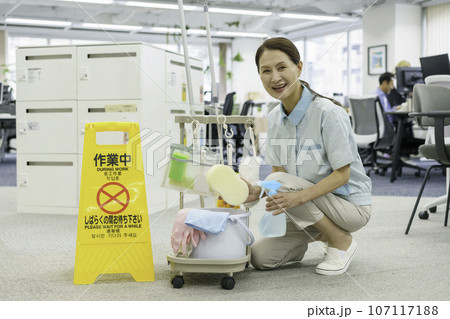 オフィス内の清掃道具をチェックするシニア女性清掃員 107117188