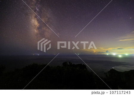 《長崎県 五島列島》福江島 大瀬崎灯台展望台から大瀬崎灯台と星空と漁火 107117243