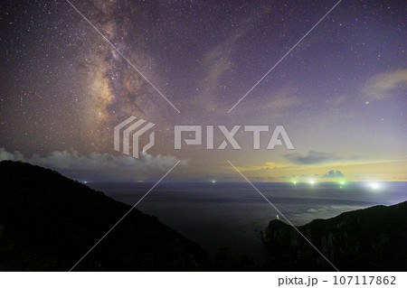 《長崎県 五島列島》福江島 大瀬崎灯台展望台から天の川と星空と漁火 《長崎県 五島列島》福江島 大瀬崎灯台展望台から天の川と星空と漁火 107117862