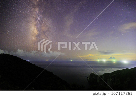 《長崎県 五島列島》福江島 大瀬崎灯台展望台から天の川と星空と漁火 107117863
