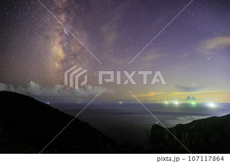 《長崎県 五島列島》福江島 大瀬崎灯台展望台から天の川と星空と漁火 107117864