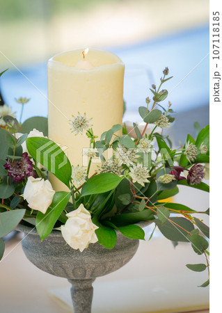 キャンドルと生花の飾り付け 冬イメージ キャンドルと生花の飾り付け 冬イメージ 107118185