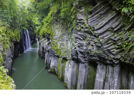 宮崎の絶景パワースポット　美しい高千穂峡 107118339