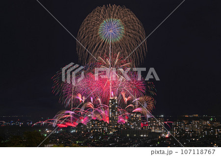 高台から望む博多湾芸術花火 107118767