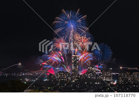 高台から望む博多湾芸術花火 107118770