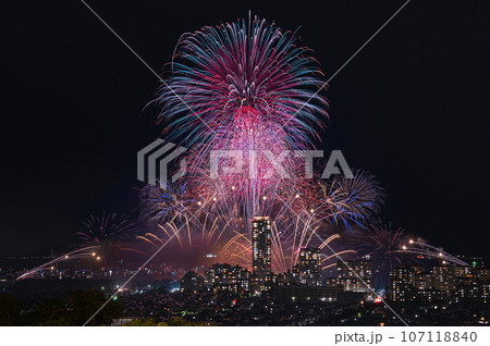 高台から望む博多湾芸術花火 107118840