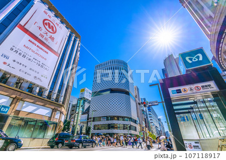 日本の東京都市景観 明日へ。脱コロナ、賑わう銀座。青空が広がる…叡智がもたらすもの…＝9月13日 107118917