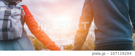 カップル が デート 中に 手を繋ぐ 【 商用利用可能な生成AIにて作成 】 107119204