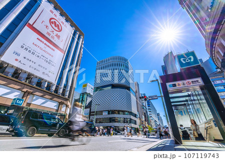 日本の東京都市景観 逆走信号無視の自転車…銀座で見かけた驚きの光景…＝9月 107119743