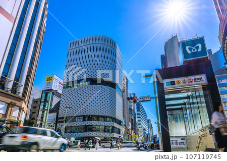 日本の東京都市景観 逆走信号無視の自転車…銀座で見かけた驚きの光景…＝9月 107119745
