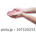 横から両手で差し出す若い女性の手 107120233