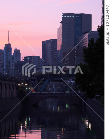 【東京都・2022年5月】都市景観 夕暮れの神田川 : 万世橋より 【東京都・2022年5月】都市景観 夕暮れの神田川 : 万世橋より 107120447