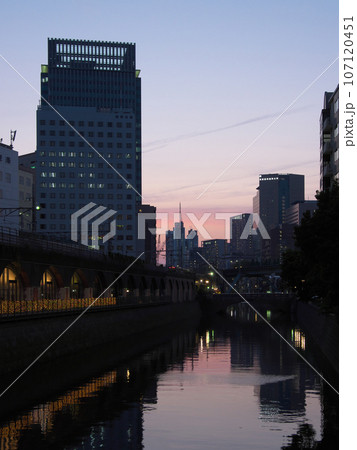 【東京都・2022年5月】都市景観 夕暮れの神田川 : 万世橋より 【東京都・2022年5月】都市景観 夕暮れの神田川 : 万世橋より 107120451