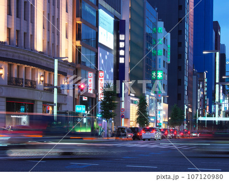 【東京都・2023年7月】都市景観 銀座四丁目交差点付近の夕景 【東京都・2023年7月】都市景観 銀座四丁目交差点付近の夕景 107120980