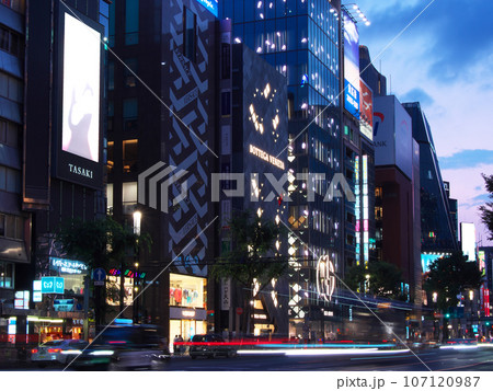 【東京都・2023年7月】都市景観 銀座四丁目交差点付近の夕景 【東京都・2023年7月】都市景観 銀座四丁目交差点付近の夕景 107120987