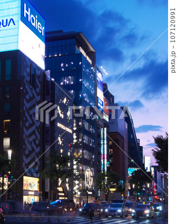 【東京都・2023年7月】都市景観 銀座四丁目交差点付近の夕景 【東京都・2023年7月】都市景観 銀座四丁目交差点付近の夕景 107120991