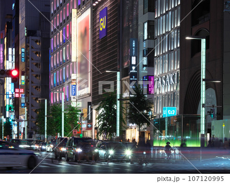 【東京都・2023年7月】都市景観　 銀座四丁目交差点付近の夕景 107120995