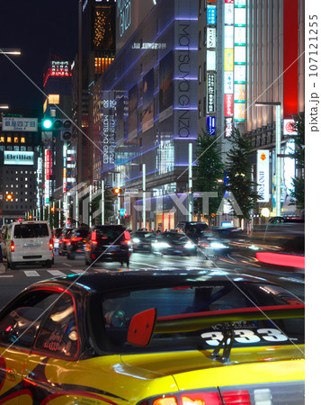 【東京都・2023年7月】都市景観 銀座四丁目交差点付近の夕景 【東京都・2023年7月】都市景観 銀座四丁目交差点付近の夕景 107121255