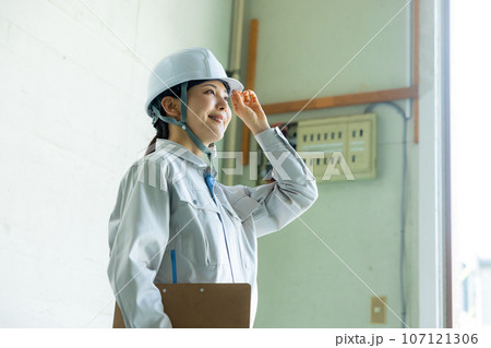 作業服の女性　ヘルメット 107121306