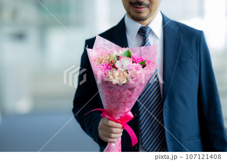 花束を持つスーツの男性 107121408