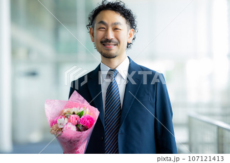 花束を持つスーツの男性 花束を持つスーツの男性 107121413