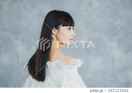 ロングヘアの女性　　 107121502