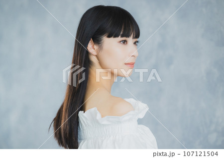 ロングヘアの女性　　 107121504