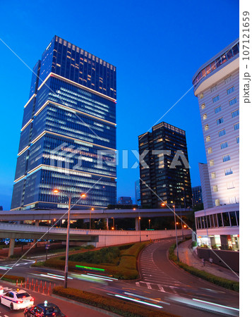 【東京都・2023年7月】都市景観 赤坂見附交差点の夕景 【東京都・2023年7月】都市景観 赤坂見附交差点の夕景 107121659