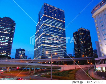 【東京都・2023年7月】都市景観 赤坂見附交差点の夕景 【東京都・2023年7月】都市景観 赤坂見附交差点の夕景 107121666