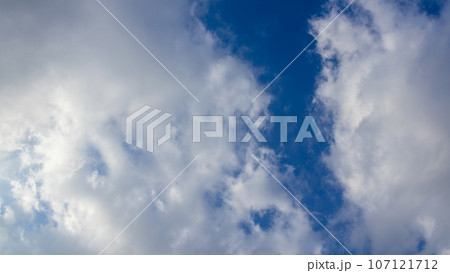 午後の青空に流れる白い雲 午後の青空に流れる白い雲 107121712